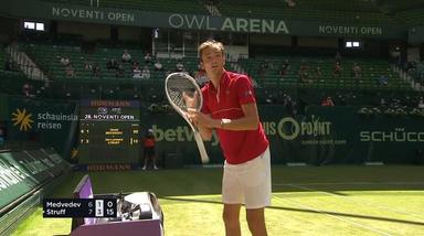 ATP500哈雷赛：梅德韦杰夫首轮出局踢广告牌砸拍泄怒
